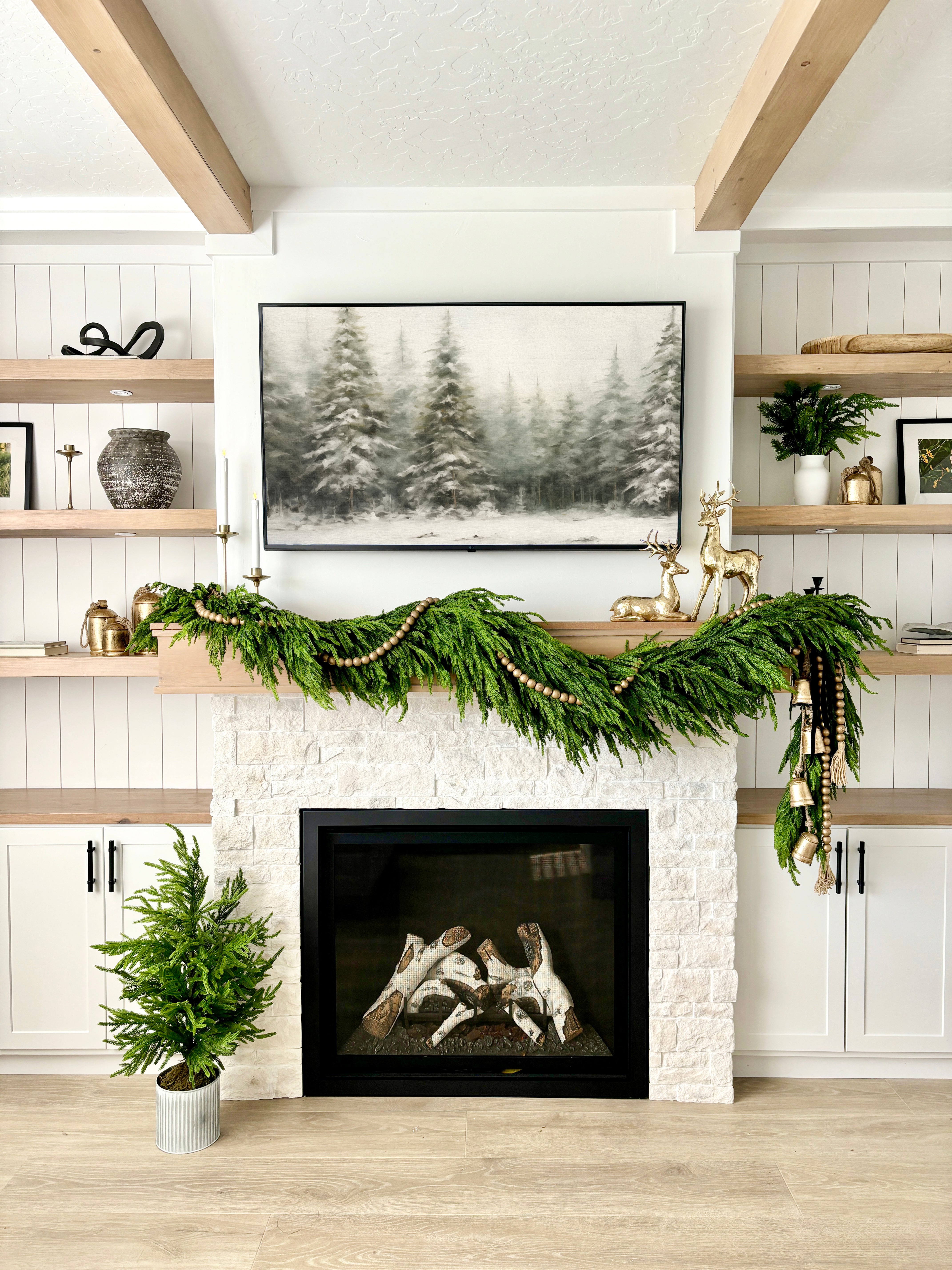 mantle_with_norfolk_pine_garla